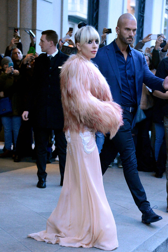 Lady Gaga现身米兰 一身粉色皮草尽显贵妇范儿