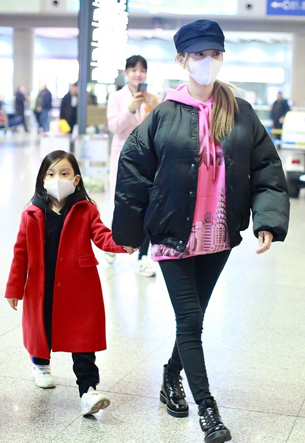李小璐携女儿亮相机场 甜馨频频挥手乖巧可爱